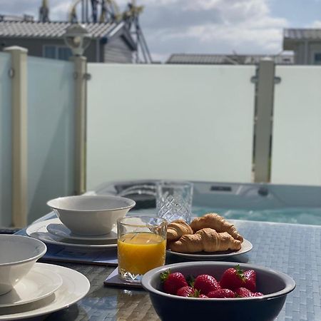 Premium Accommodation With Luxury Hot-Tub And Decking Area, Near Fantasy Island Ingoldmells Extérieur photo