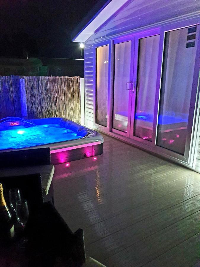 Premium Accommodation With Luxury Hot-Tub And Decking Area, Near Fantasy Island Ingoldmells Extérieur photo