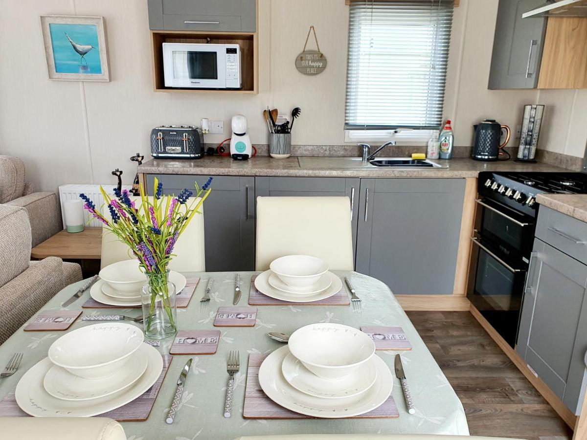 Premium Accommodation With Luxury Hot-Tub And Decking Area, Near Fantasy Island Ingoldmells Chambre photo