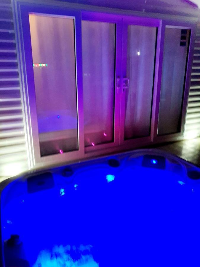 Premium Accommodation With Luxury Hot-Tub And Decking Area, Near Fantasy Island Ingoldmells Extérieur photo