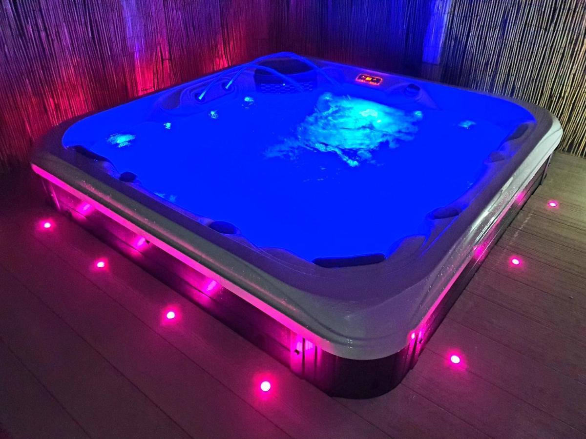 Premium Accommodation With Luxury Hot-Tub And Decking Area, Near Fantasy Island Ingoldmells Extérieur photo