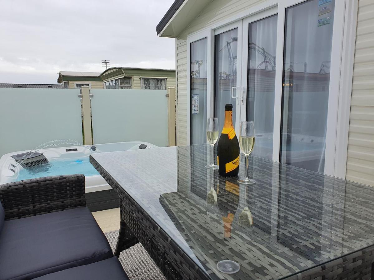 Premium Accommodation With Luxury Hot-Tub And Decking Area, Near Fantasy Island Ingoldmells Extérieur photo