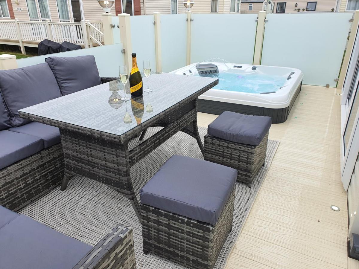 Premium Accommodation With Luxury Hot-Tub And Decking Area, Near Fantasy Island Ingoldmells Extérieur photo