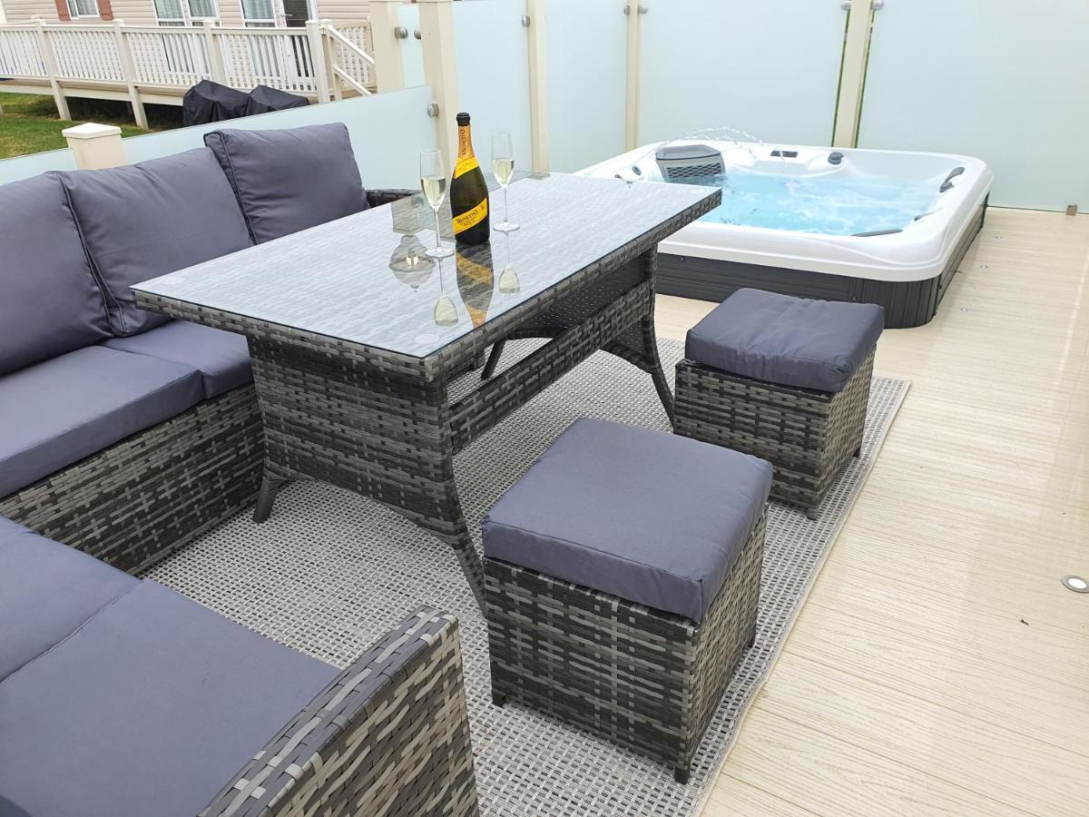 Premium Accommodation With Luxury Hot-Tub And Decking Area, Near Fantasy Island Ingoldmells Extérieur photo