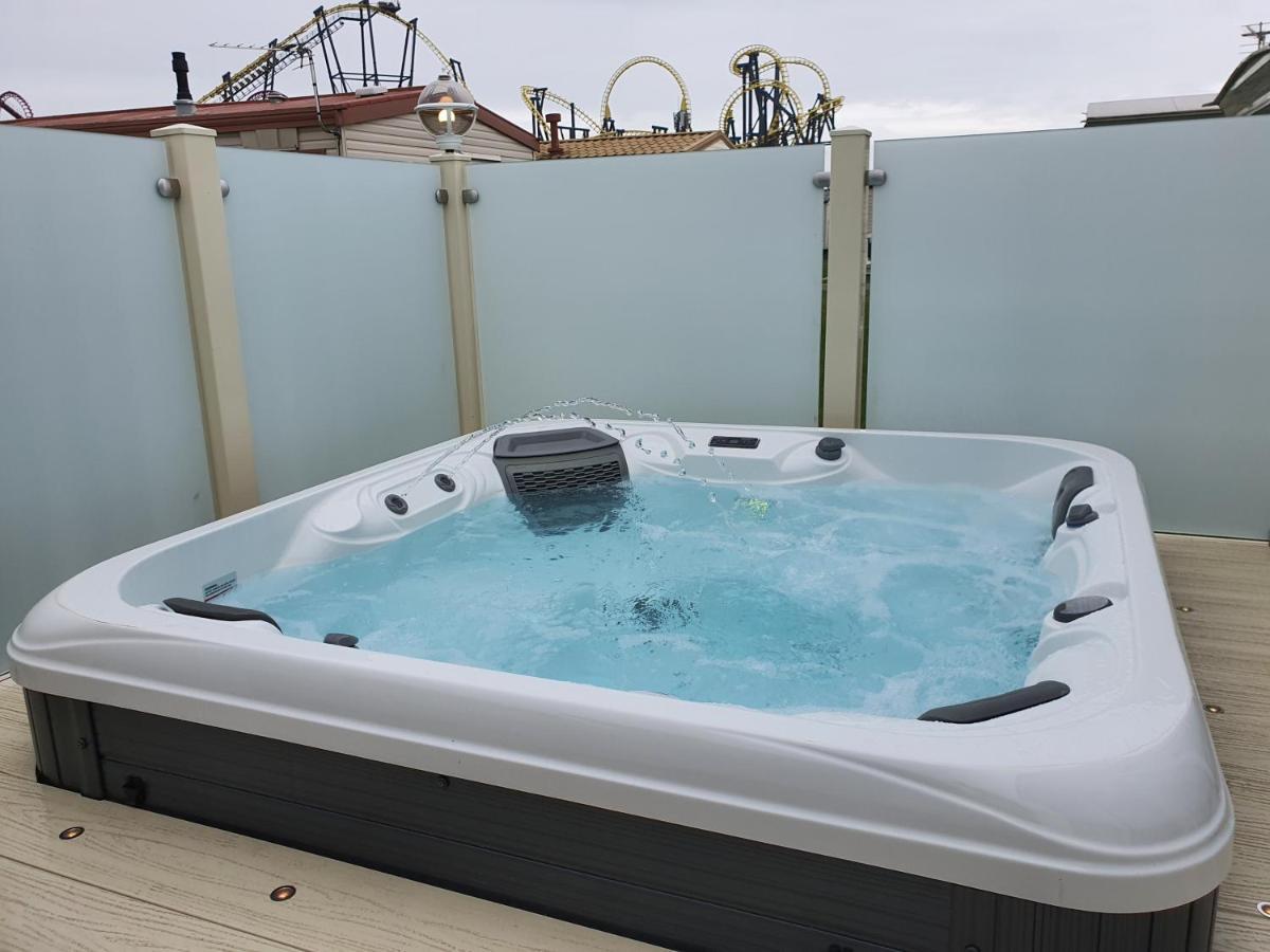 Premium Accommodation With Luxury Hot-Tub And Decking Area, Near Fantasy Island Ingoldmells Extérieur photo