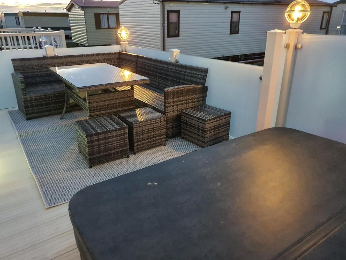 Premium Accommodation With Luxury Hot-Tub And Decking Area, Near Fantasy Island Ingoldmells Extérieur photo