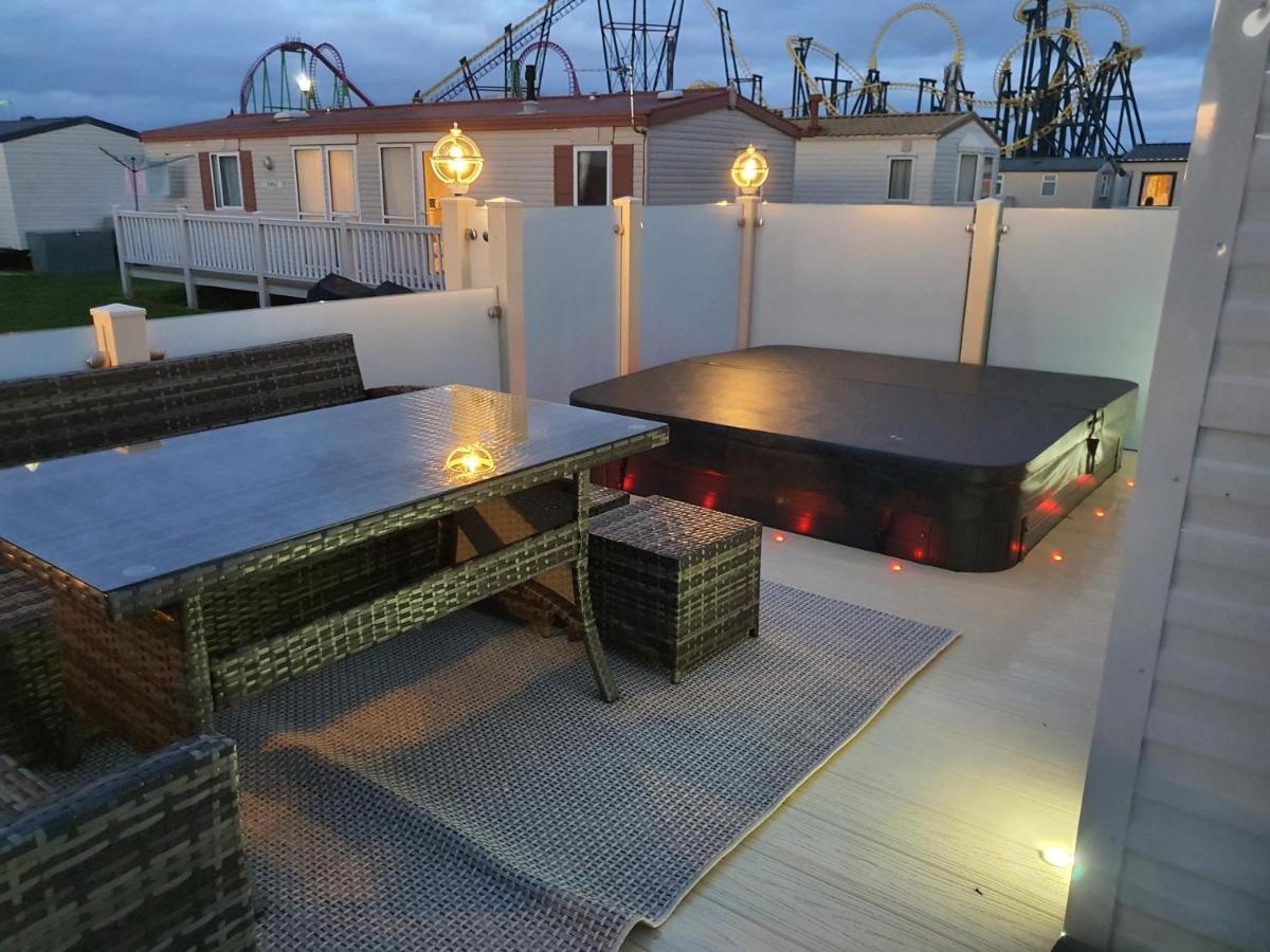 Premium Accommodation With Luxury Hot-Tub And Decking Area, Near Fantasy Island Ingoldmells Extérieur photo