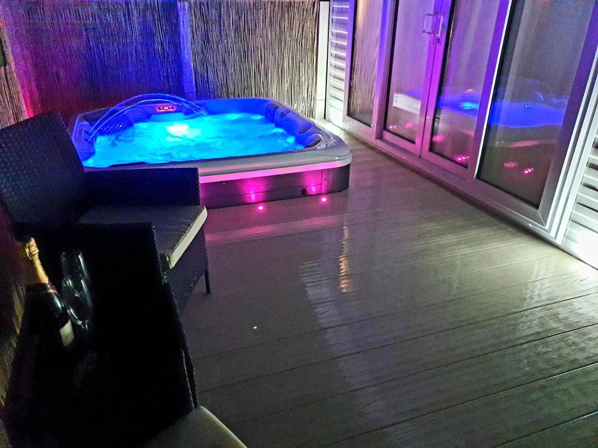 Premium Accommodation With Luxury Hot-Tub And Decking Area, Near Fantasy Island Ingoldmells Extérieur photo