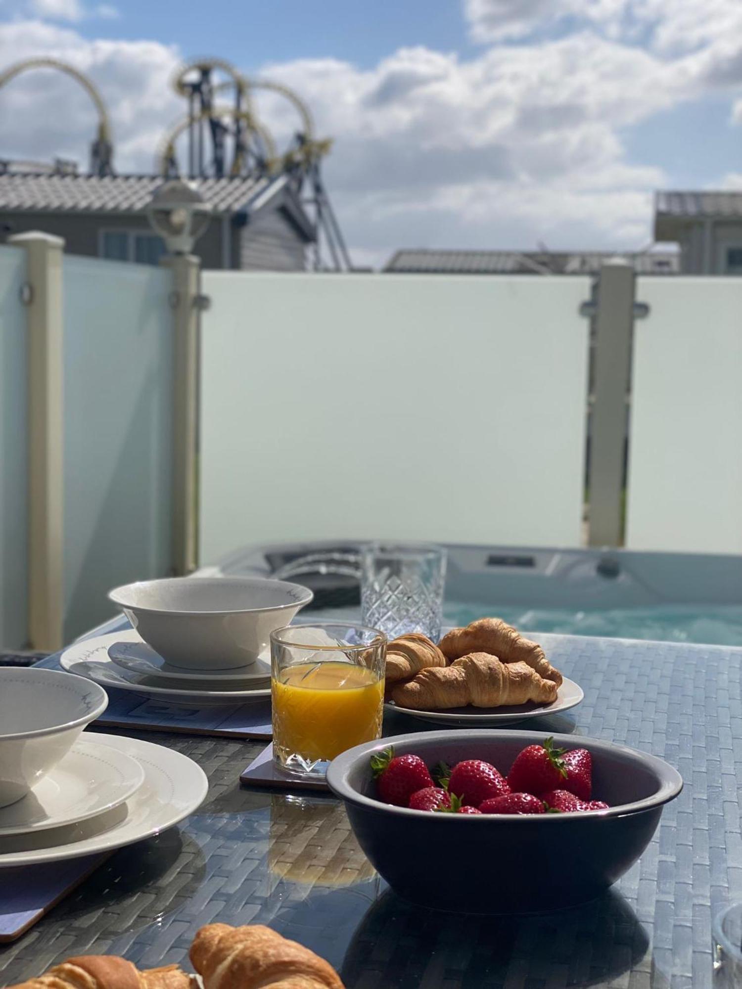 Premium Accommodation With Luxury Hot-Tub And Decking Area, Near Fantasy Island Ingoldmells Extérieur photo